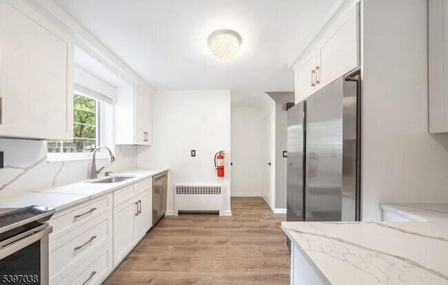 Building Photo - 85 Troy Dr