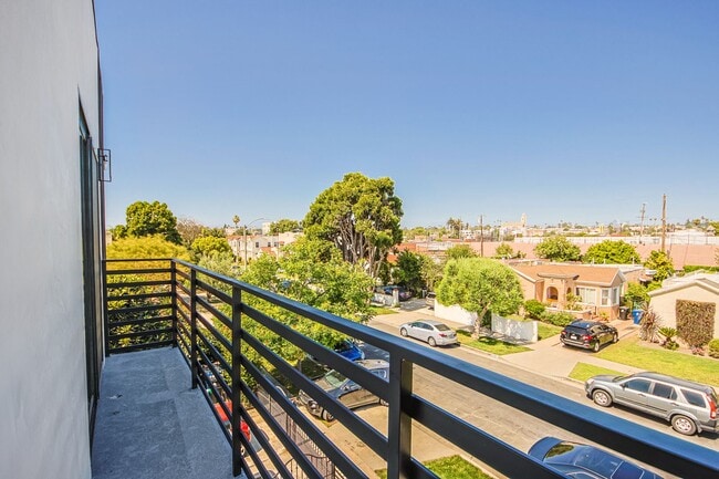 Building Photo - 2851 S Victoria Ave