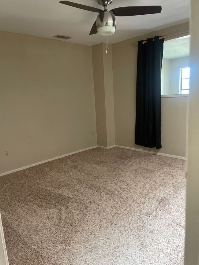 Building Photo - Three Bedroom Two Bathroom Home
