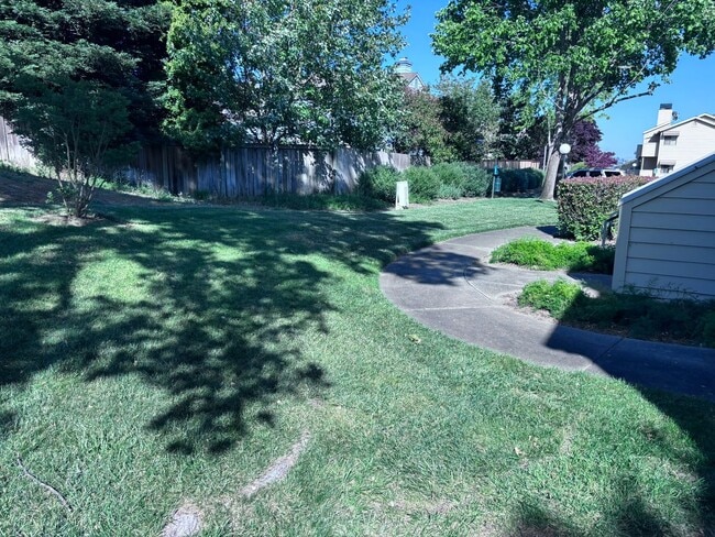 Building Photo - $1900.00-Remodeled 2 Bed 2 Bath, Condo in Glen Cove,(Vallejo) - Downstairs Unit