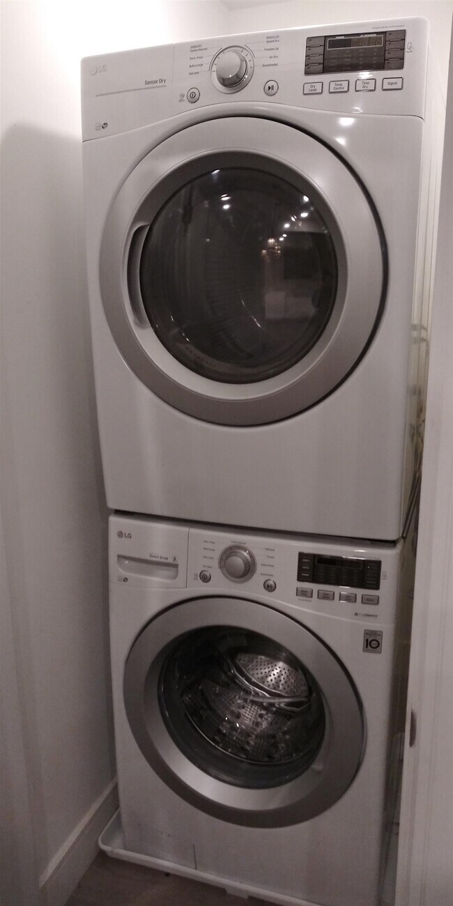 Building Photo - 801 Summit Ave