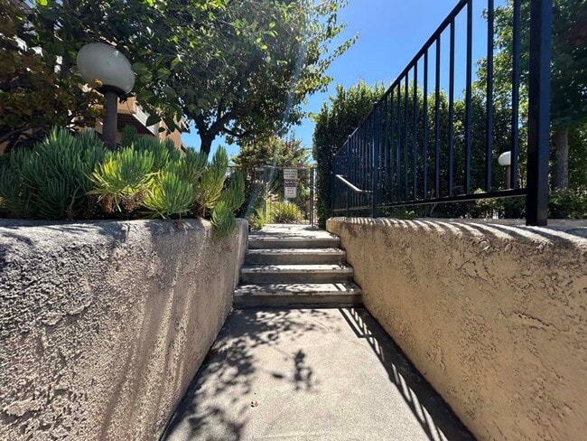 Building Photo - Charming End-Unit Townhome in the Heart of Chatsworth
