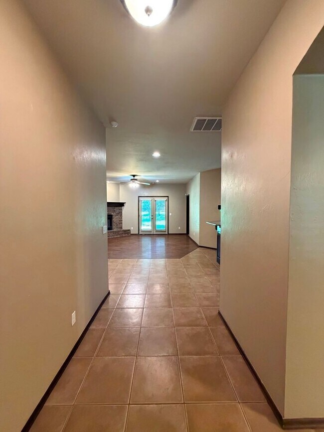 Building Photo - 3 bd/2 ba on Half acre - Edmond Schools