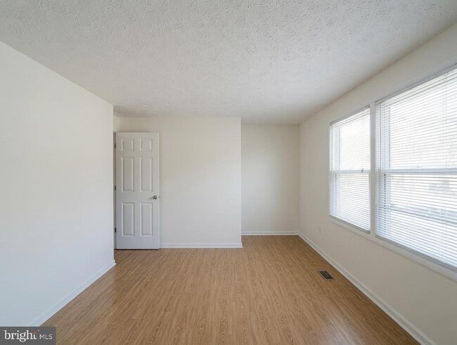 Building Photo - 8112 Parkdale Ct