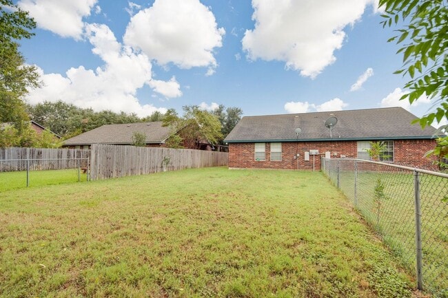 Building Photo - NOVEMBER Move in! 2/2 Duplex with fenced i...