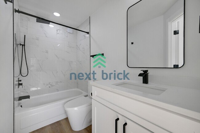 Building Photo - 215 S 107th St