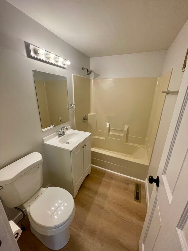 Building Photo - 360 Grove St