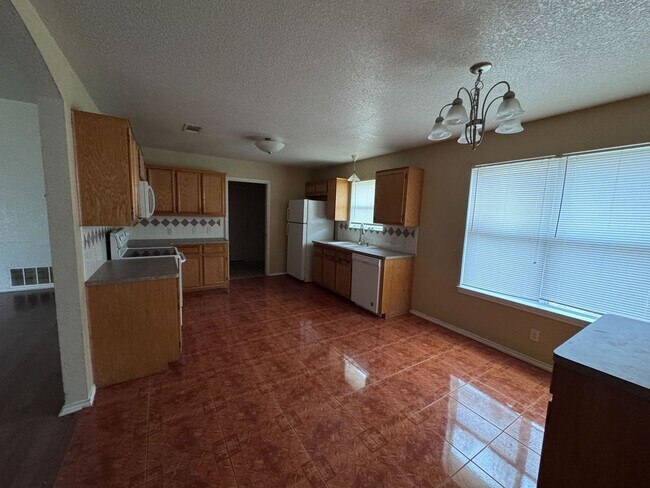 Building Photo - 4 bedroom, 2 bath