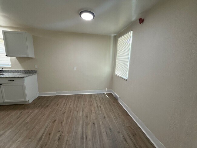 Building Photo - Freshly Renovated 3-Bedroom Home – Quality...