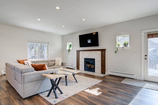 Building Photo - 32 E Clara Ct