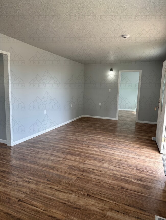 Building Photo - Updated 3 bed / 1 bath