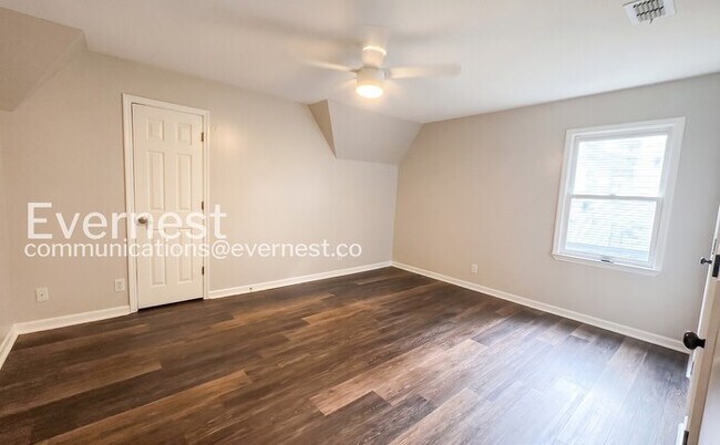 Building Photo - 3 Bed/2.5 Bath Home with Off-Street Parking / Pet-Friendly / Available Now!