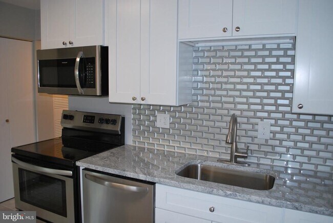Building Photo - 9707 Kings Crown Ct