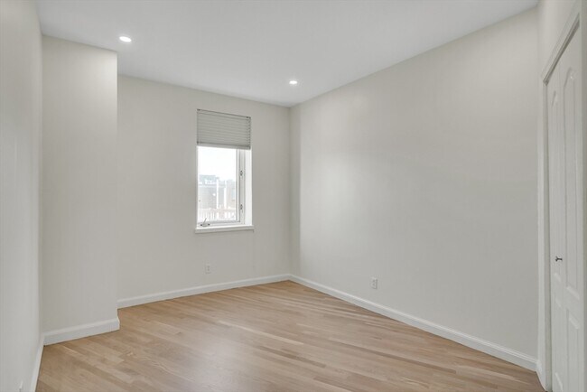 Building Photo - 19 Wiget St