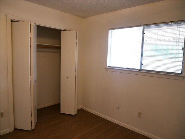 Building Photo - 2005 Old W Pl