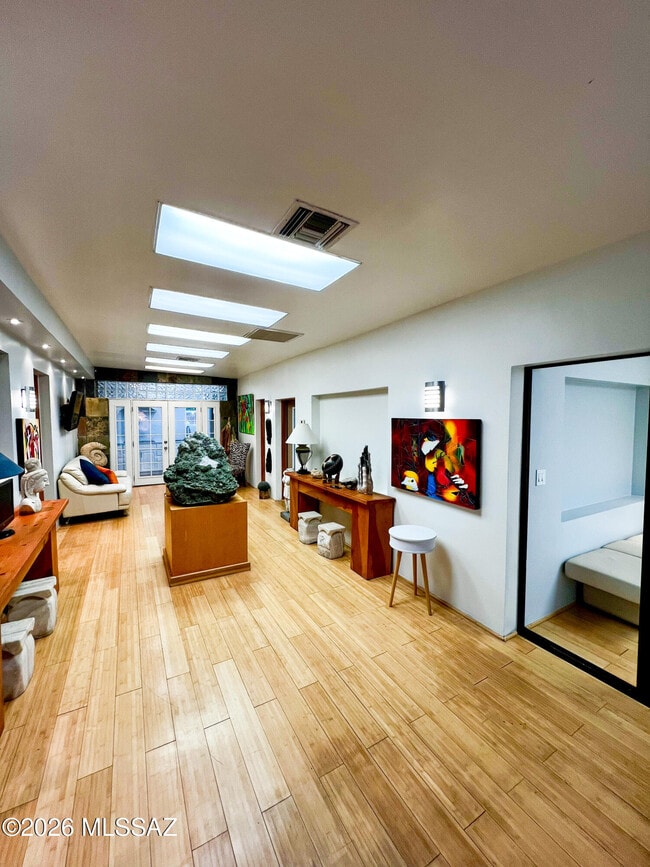 Building Photo - 708 W Mesa Verde Dr