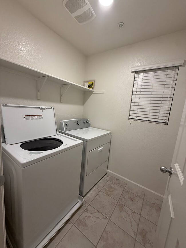 Building Photo - Half month Off!  Nice home with a huge back yard