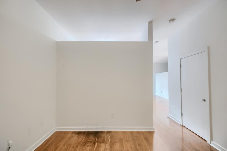 Building Photo - 525 E 6th St