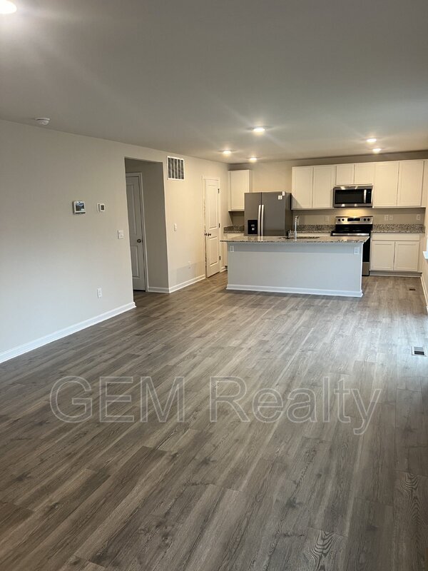Building Photo - 3275 White Tail Drive