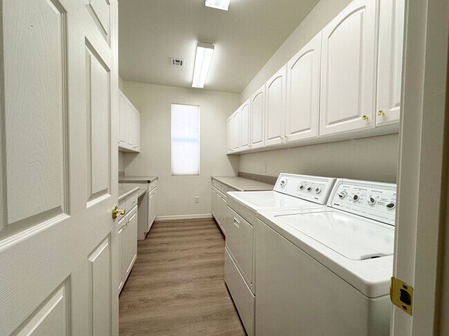 Building Photo - 4684 Riva De Romanza St