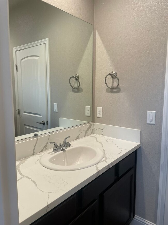 Building Photo - Holiday Move-In Special! $200 OFF 1st MONT...