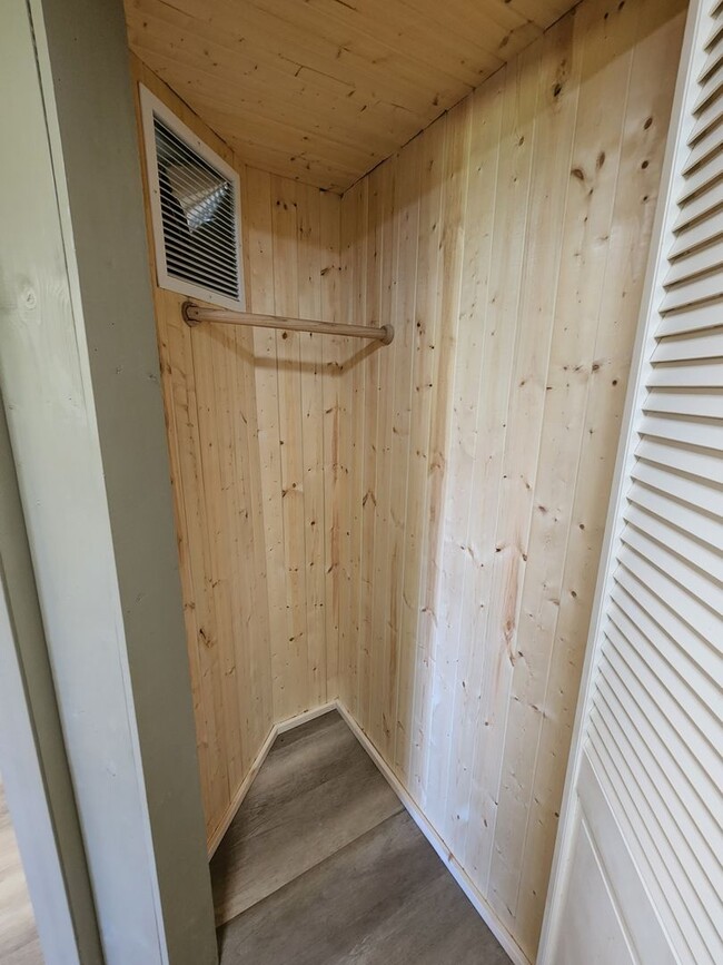 Building Photo - Wildlife abundant, log 2bdrm/1ba lower apa...