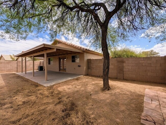 Building Photo - 15746 W Elm St