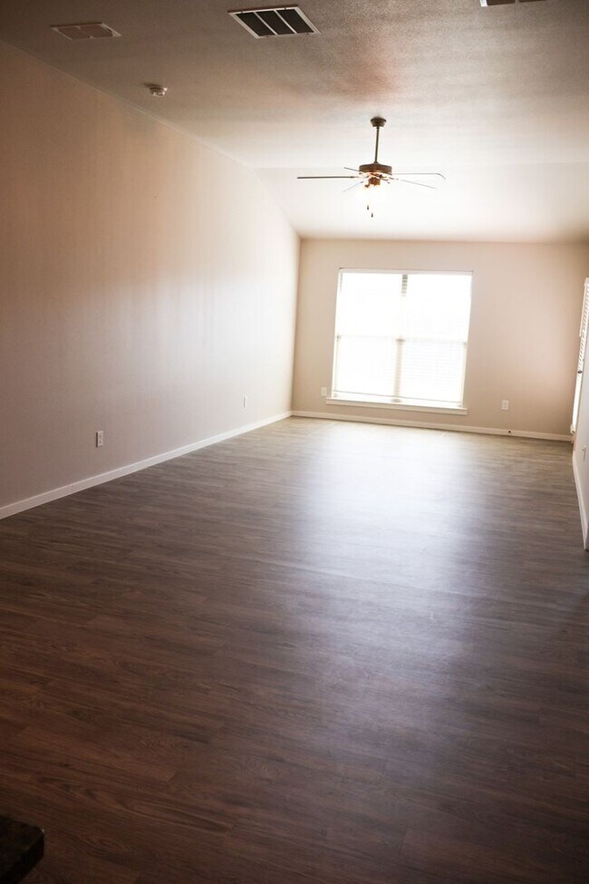 Building Photo - Upland Heights- 7043