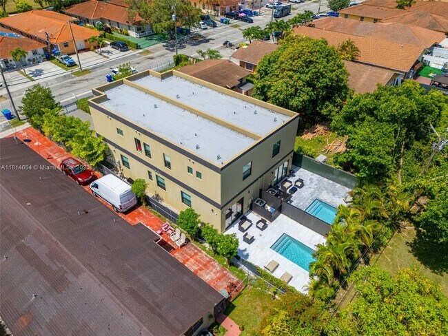 Building Photo - 3619 SW 27th St