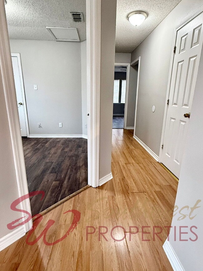 Building Photo - Charming 3 bedroom, 1 bath home