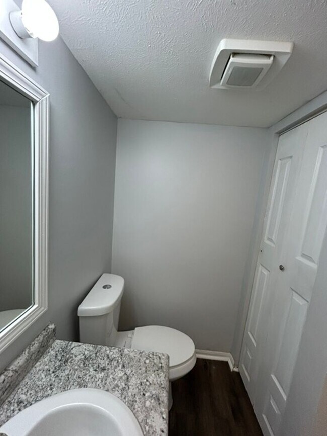 Building Photo - 819-823 Riverview Terrace