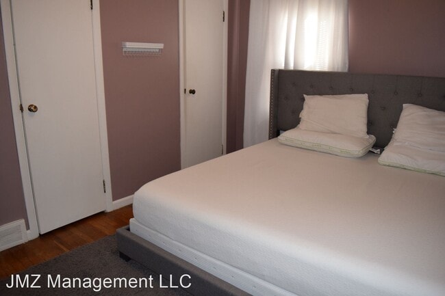 Building Photo - 2 br, 1.5 bath House - 1428 Pontiac Trail