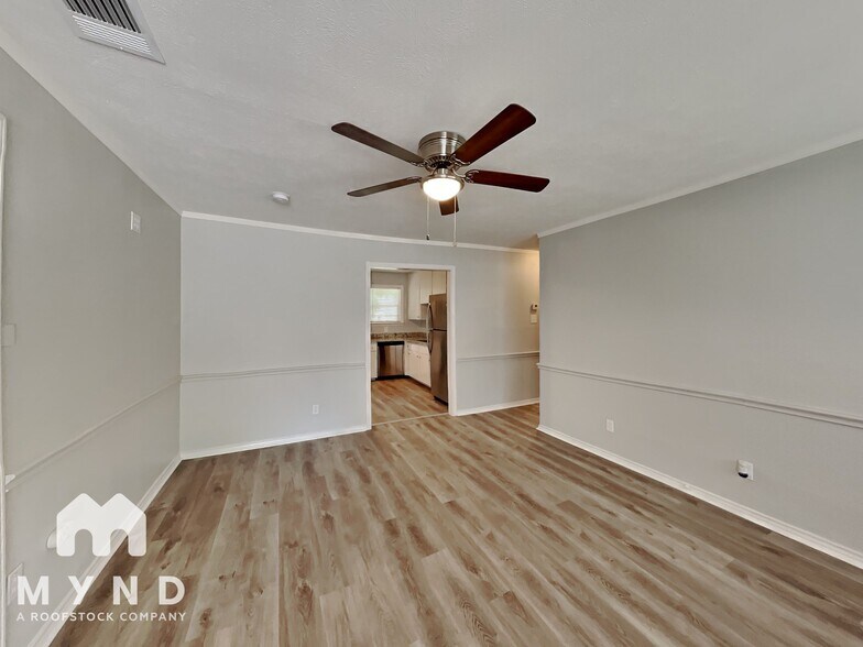 Building Photo - 110 N Redford Ln
