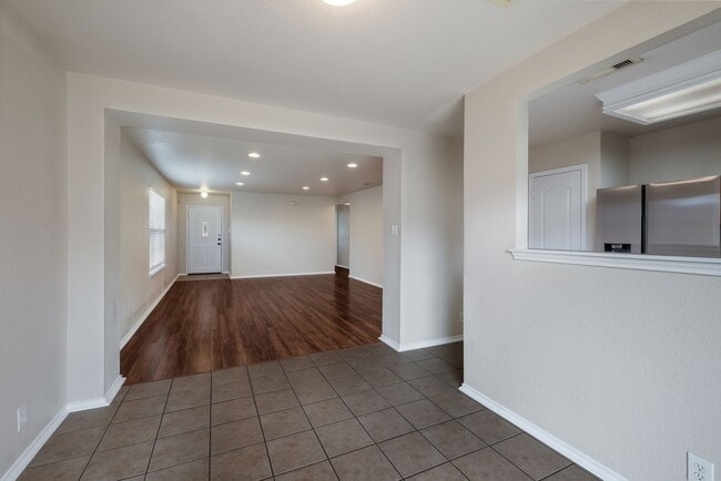Building Photo - Well-Maintained Home with Open Layout & Great Location