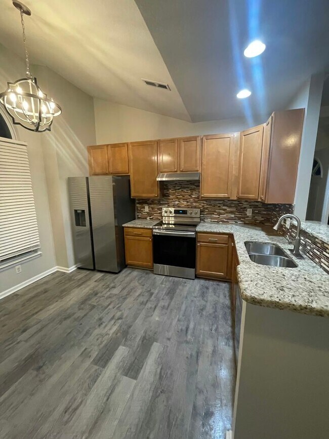 Building Photo - 3BR Townhouse Condo with Garage "ASK ABOUT OUR ZERO DEPOSIT"