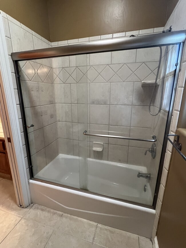 Building Photo - 12309 Thornwood Dr