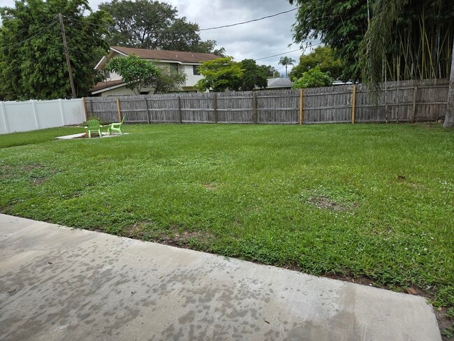 Building Photo - 945 Brookview Ln