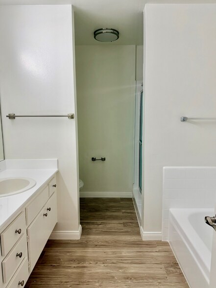 Building Photo - 17440 Burbank Blvd