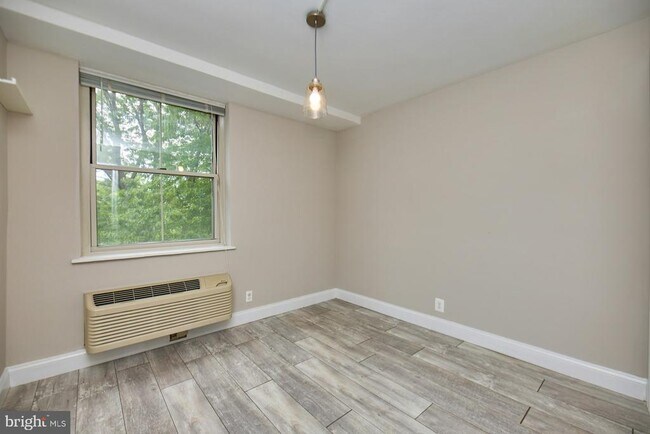 Building Photo - 2030 N Adams St
