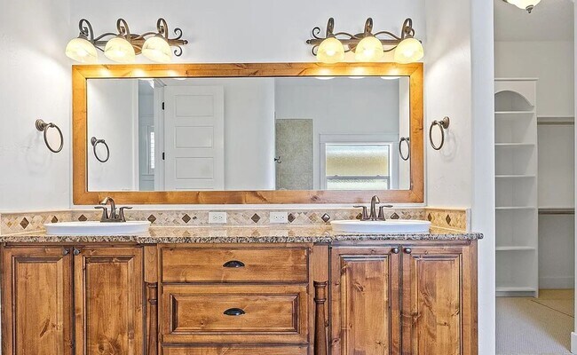 Building Photo - Gorgeous 3 bed 2 bath home in the heard of...