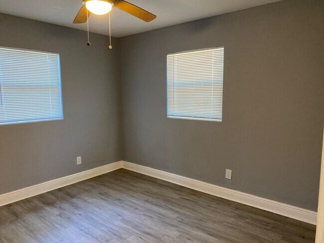 Building Photo - 2613 Drake Dr