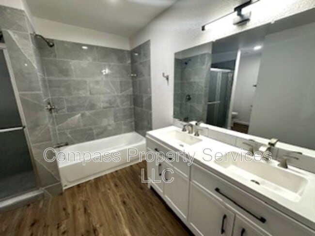 Building Photo - 300 N Oak Dr