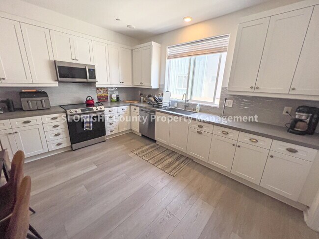 Building Photo - AVAILABLE NOW - Private Room for rent in s...