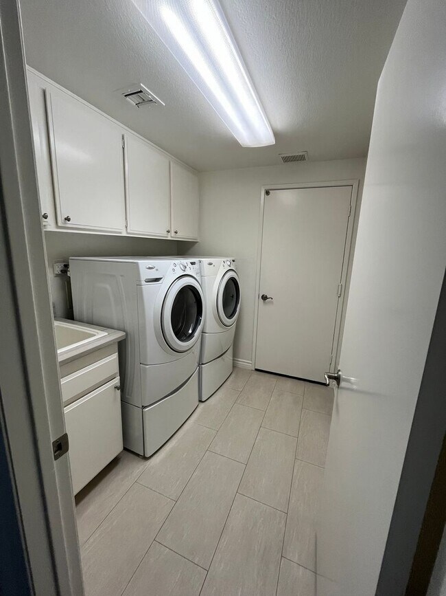 Building Photo - 4925 Regla Ct