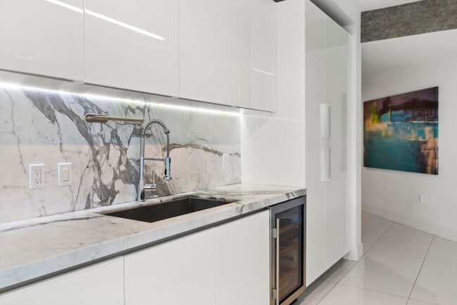 Building Photo - 300 Sunny Isles Blvd