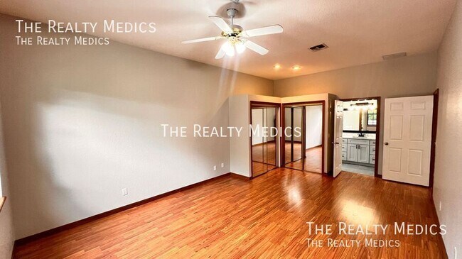 Building Photo - 2372 Sunnyview Dr