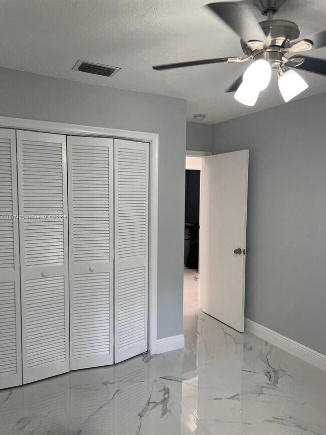 Building Photo - 3064 Riverside Dr