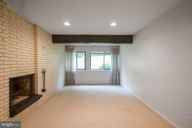 Building Photo - 3406 Woodvalley Dr