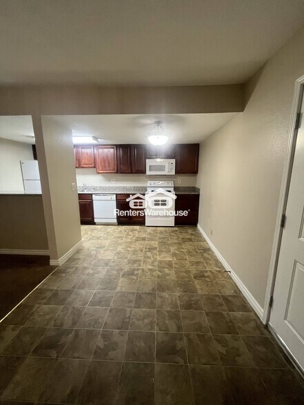 Building Photo - 5026 River Glen Dr