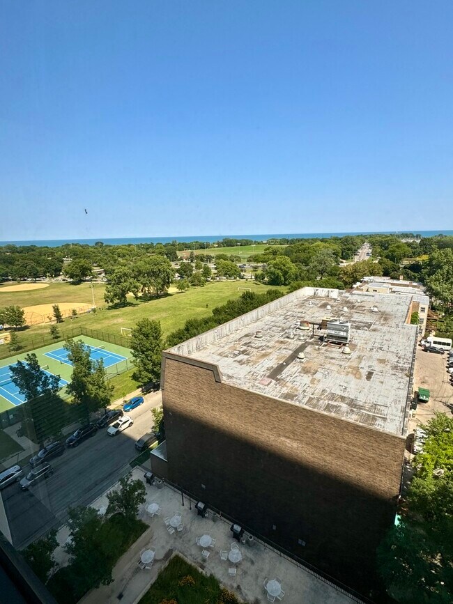Building Photo - 4343 N Clarendon Ave